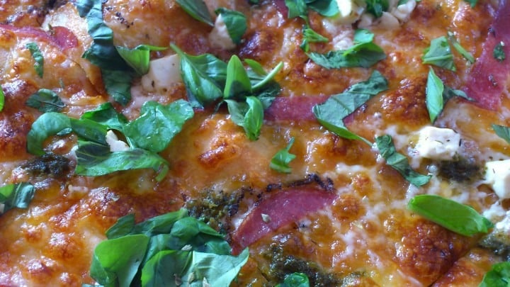 Läs mer om artikeln Pizza med salami och fetaost