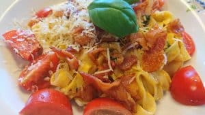 Läs mer om artikeln Pasta med soltorkade tomater, basilika och bacon