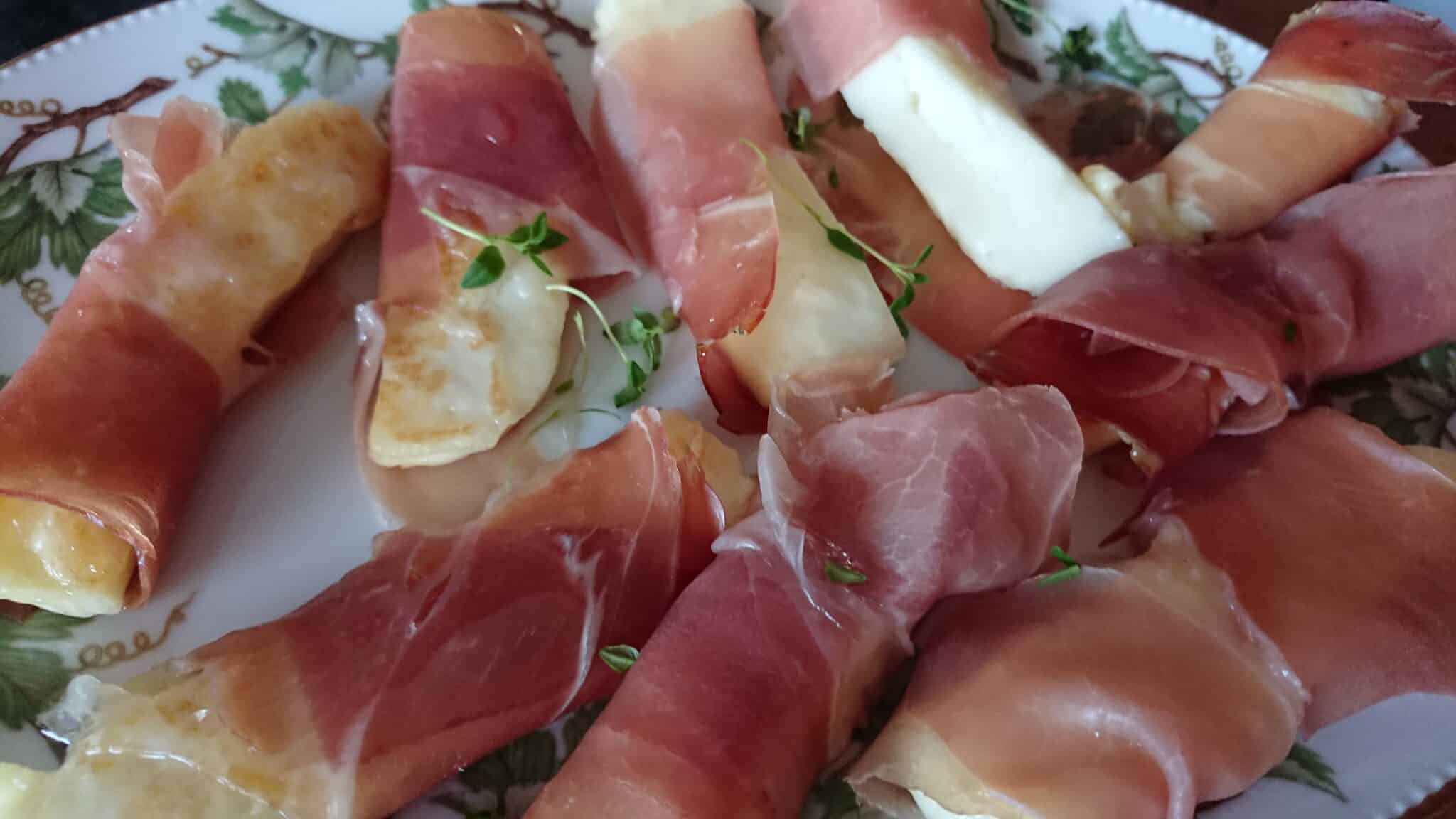 You are currently viewing Halloumipinnar med prosciutto