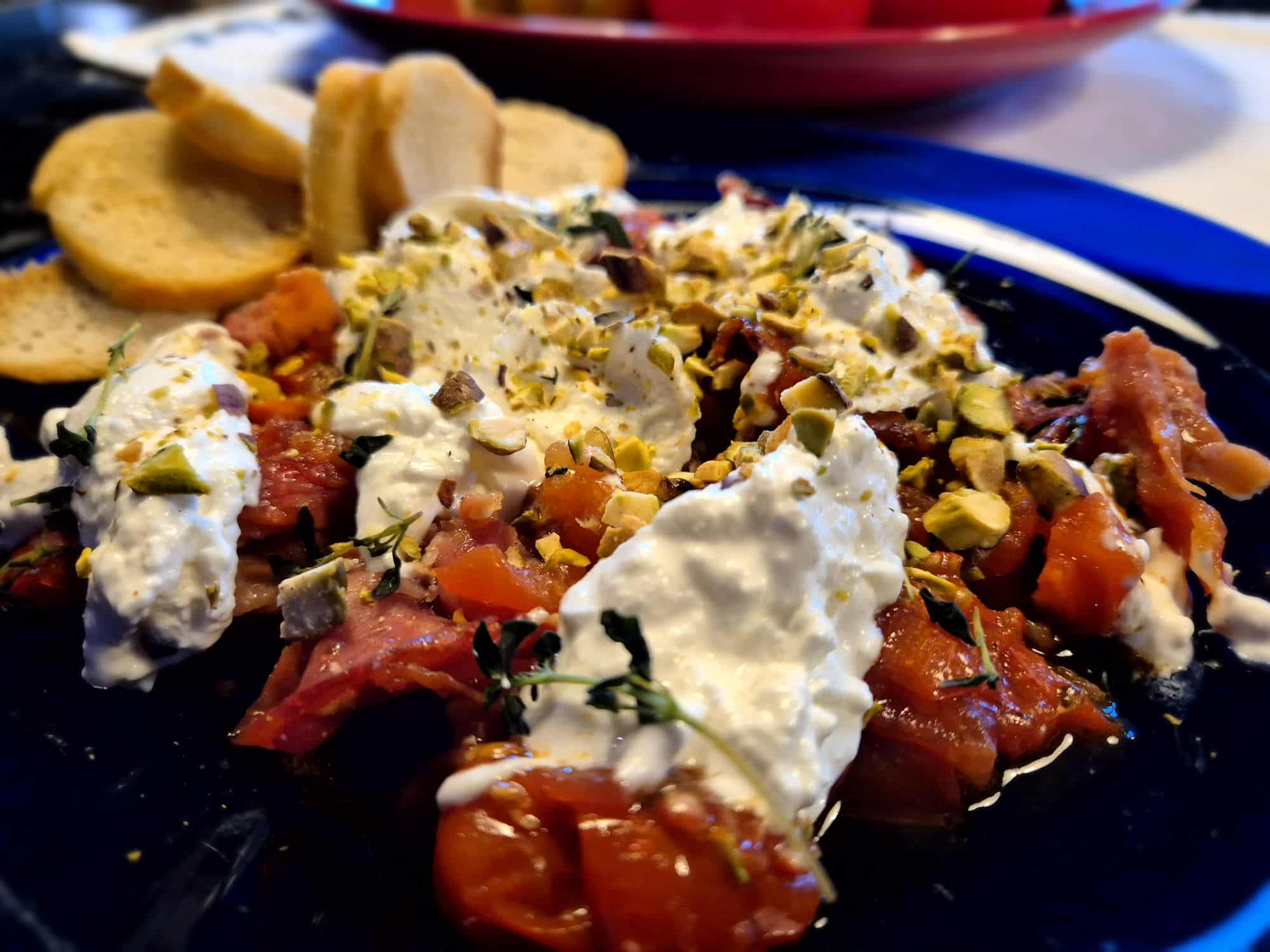 Läs mer om artikeln Ugnsrostade tomater med burrata