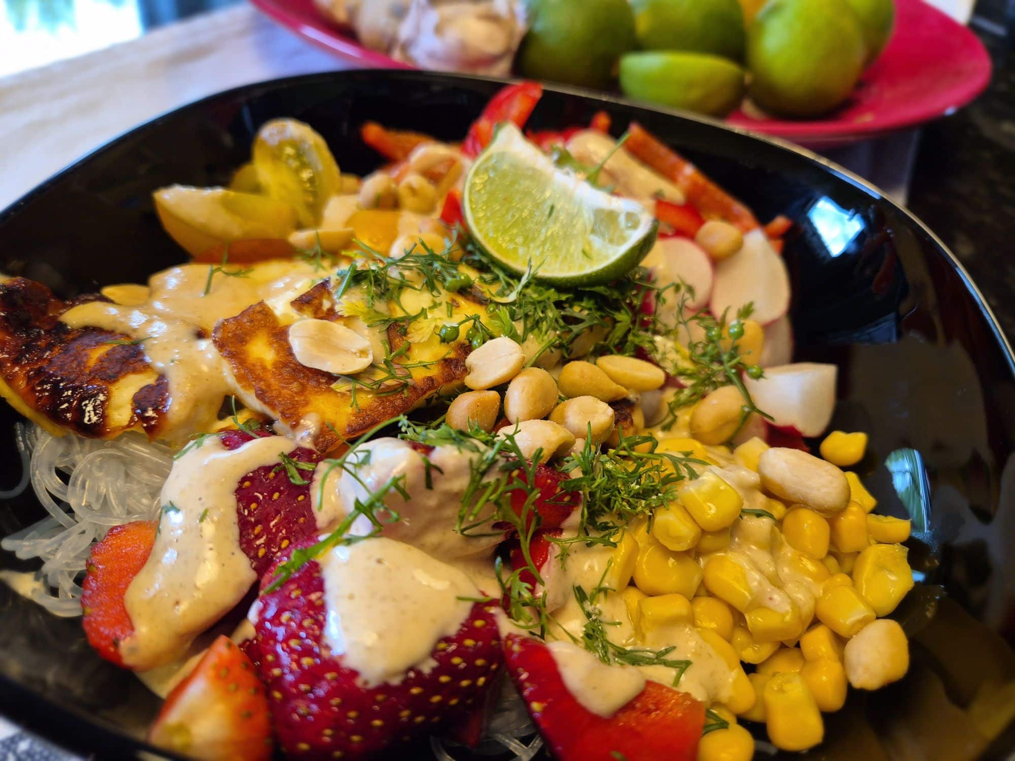 Läs mer om artikeln Grillostsallad med jordnötssås