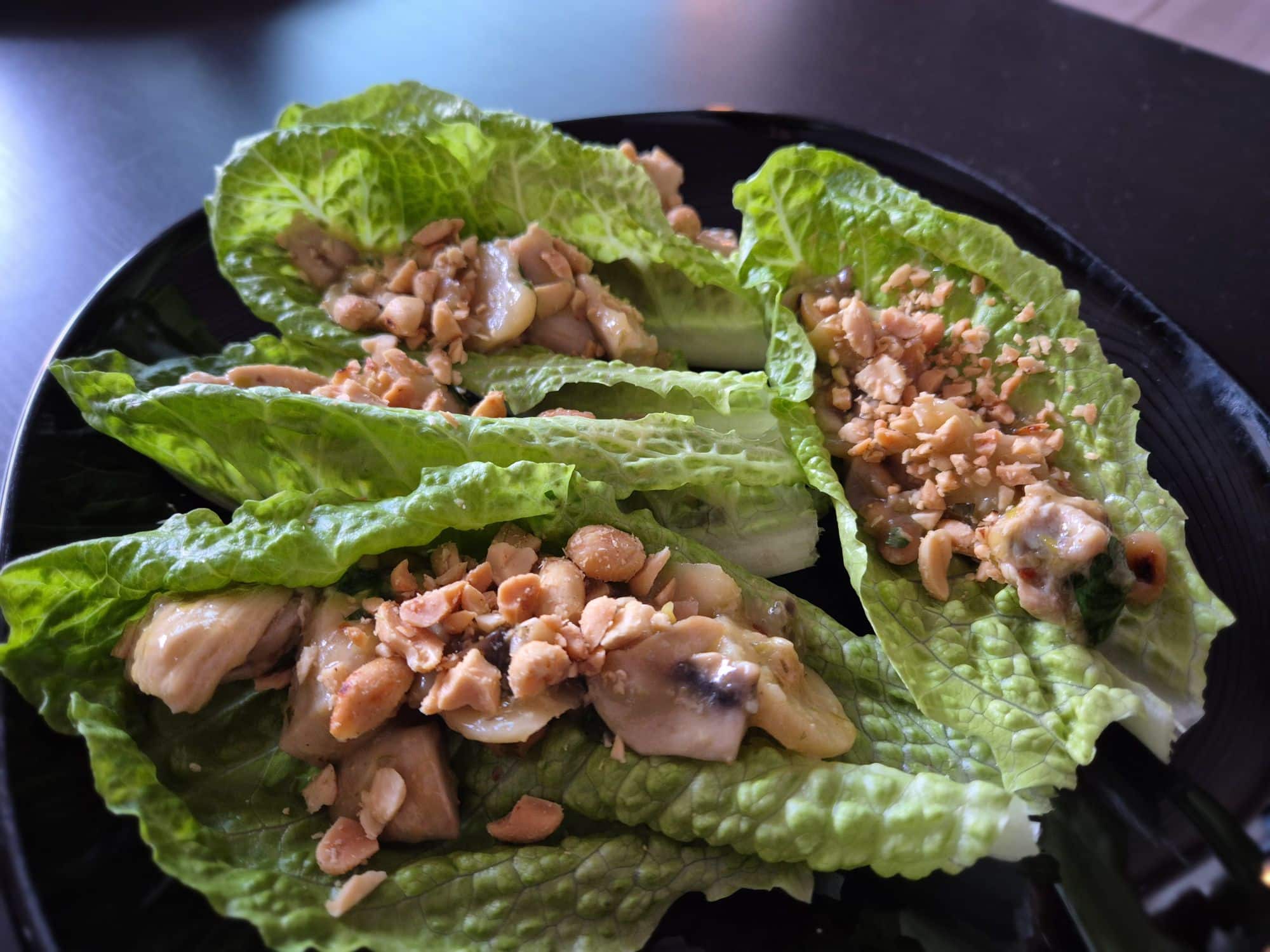 Läs mer om artikeln Vietnamesisk kyckling i salladsblad