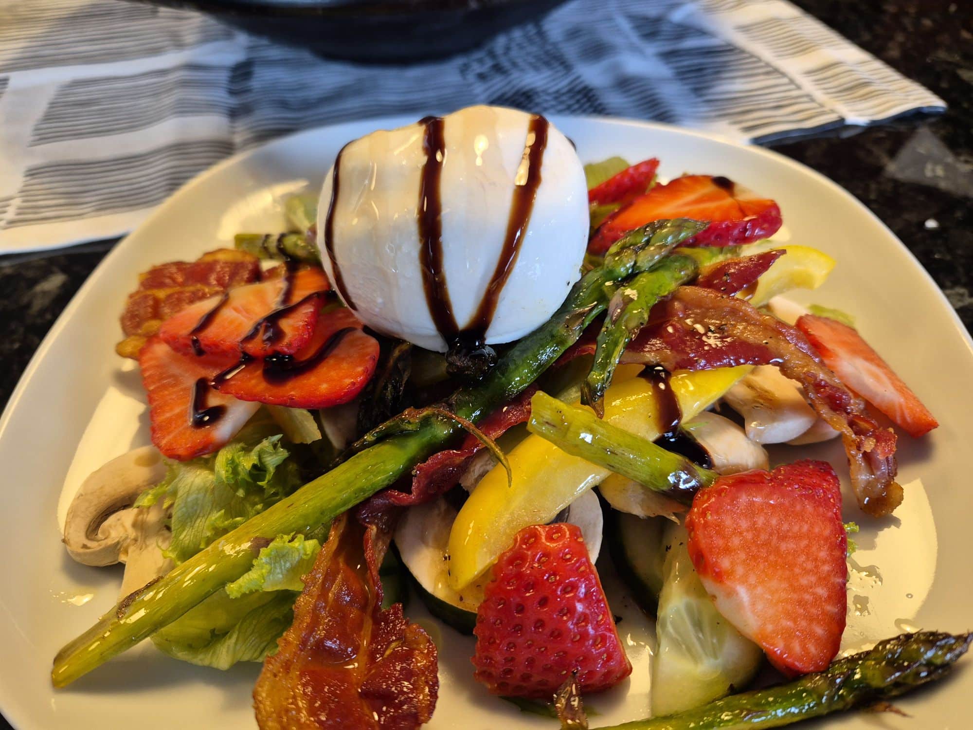 Läs mer om artikeln Burrata med sparris och jordgubbar