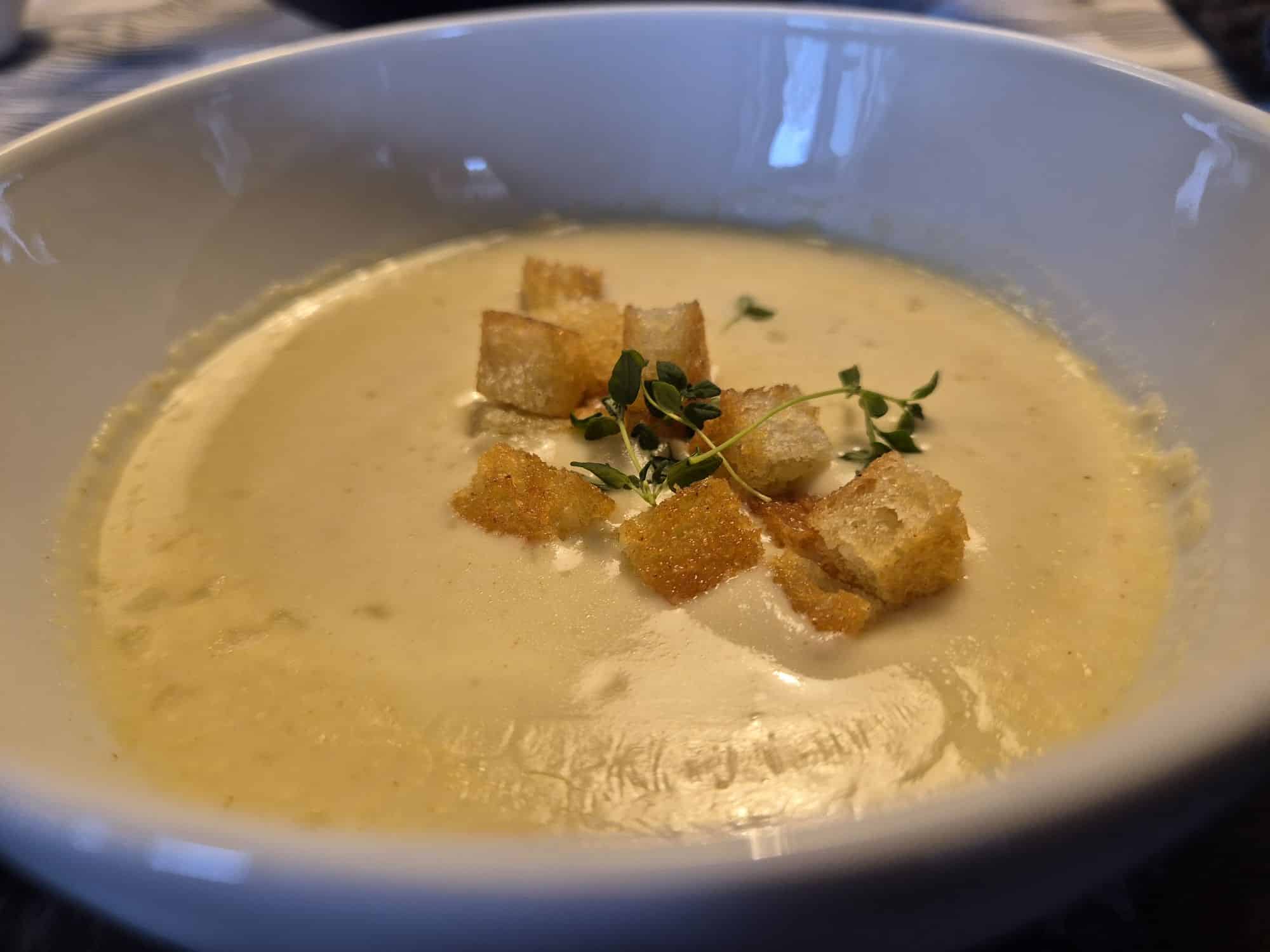 Läs mer om artikeln Grönsakssoppa med cheddarost